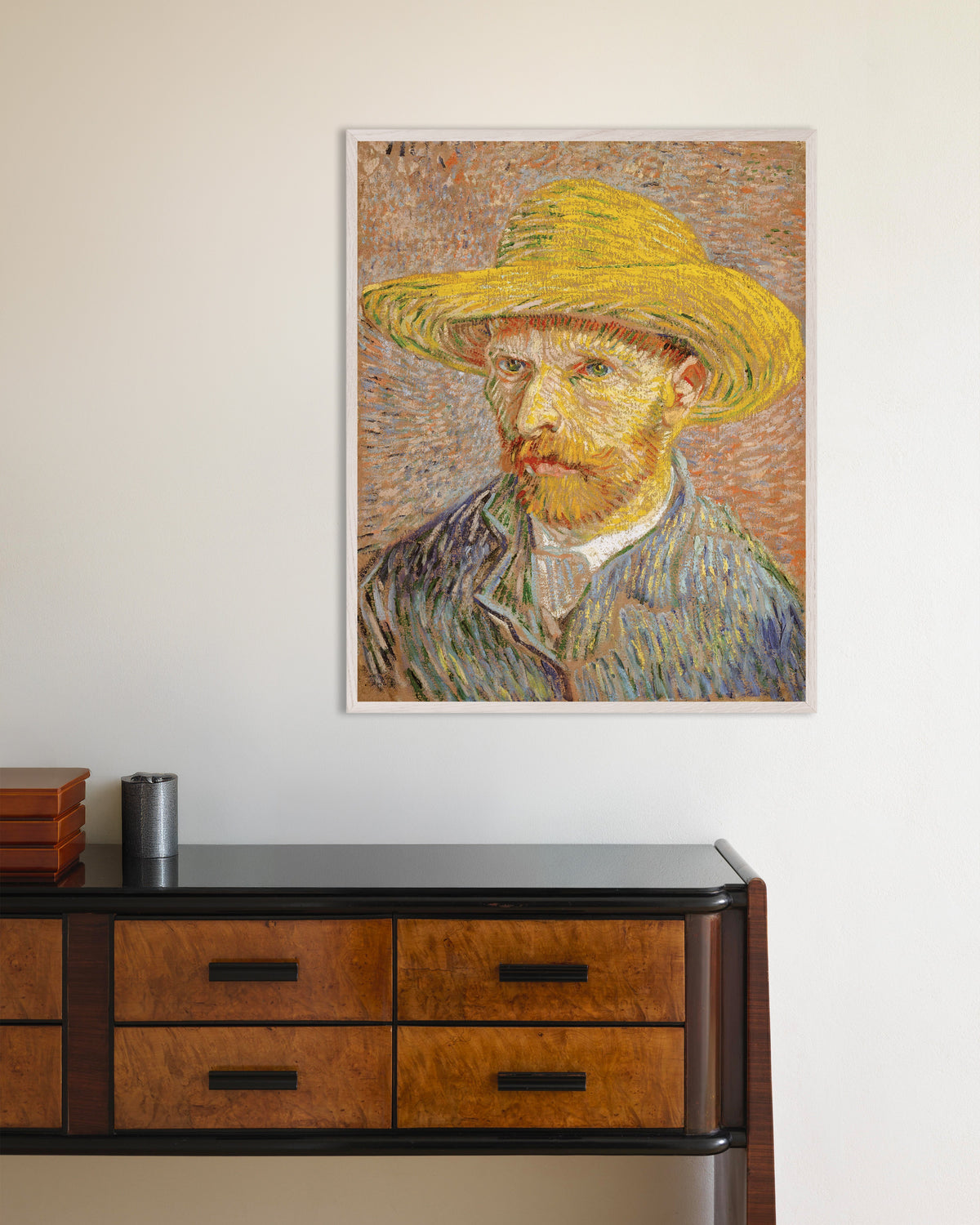Poster von Selbstporträt mit Strohhut vor orangefarbenem Hintergrund (1887) von Vincent van Gogh, mit weißem Holzrahmen