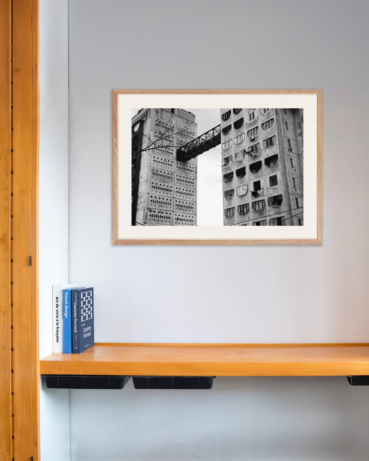 Poster „Verbindungsbrücke zwischen zwei Türmen“ mit naturfarbenem Holzrahmen