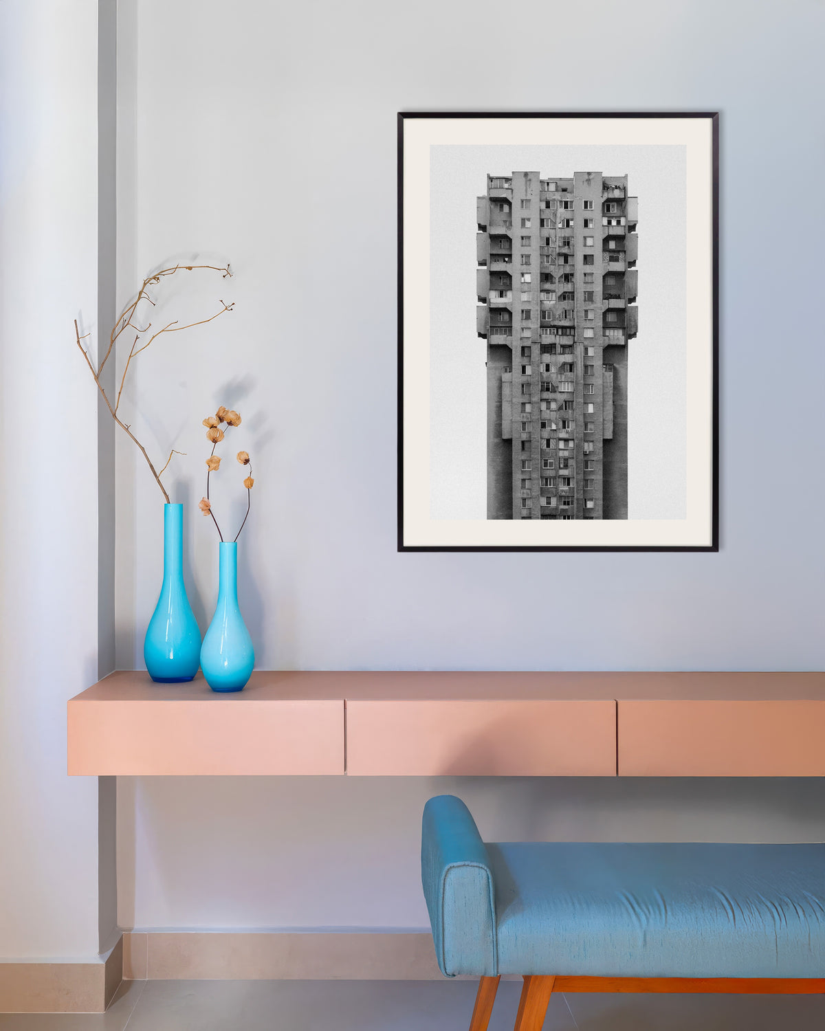 Poster „Einsamer Wolkenkratzer aus Beton“ mit Metallrahmen