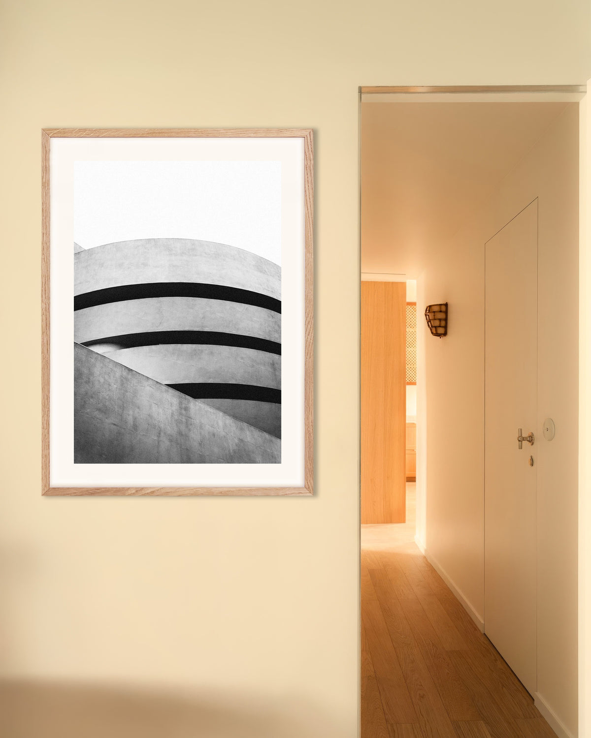 Poster „Spiralkurven eines Museums“ mit naturfarbenem Holzrahmen