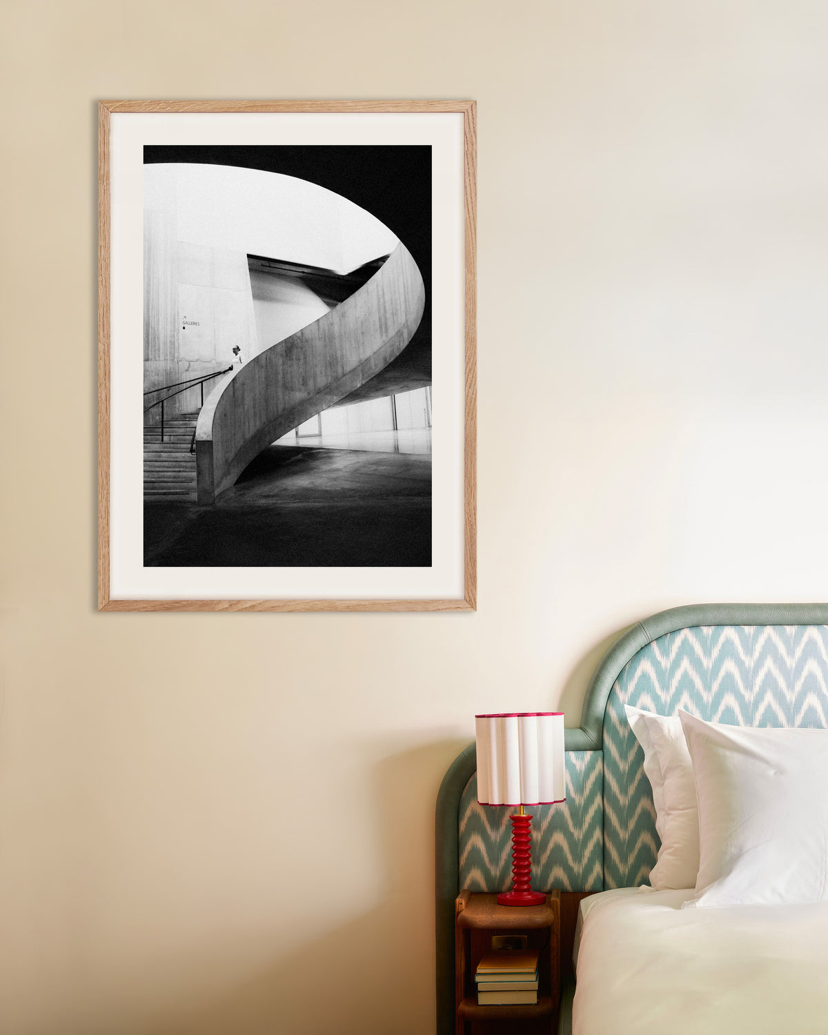 Poster „Spiralrampe mit Besucher“ mit naturfarbenem Holzrahmen