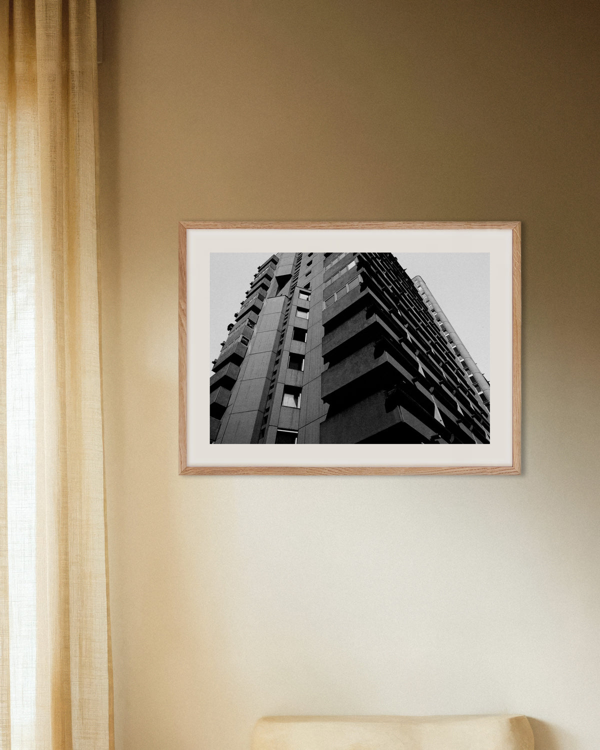 Poster „Gestapelte Betonbalkone von unten“ mit naturfarbenem Holzrahmen