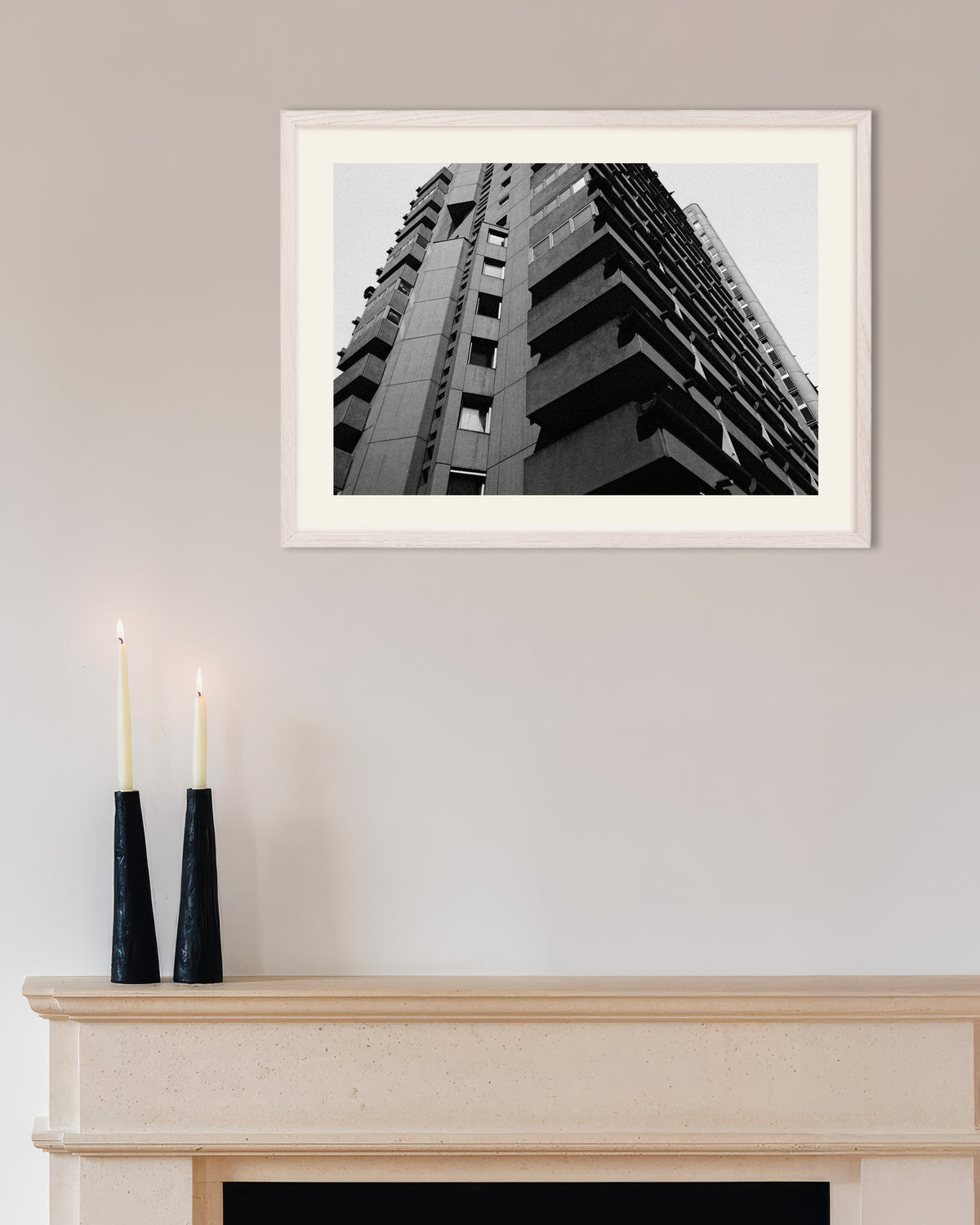 Poster „Gestapelte Betonbalkone von unten“ mit weißem Holzrahmen