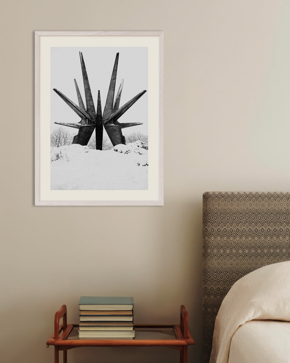 Poster „Sterndenkmal im Schnee“ mit weißem Holzrahmen