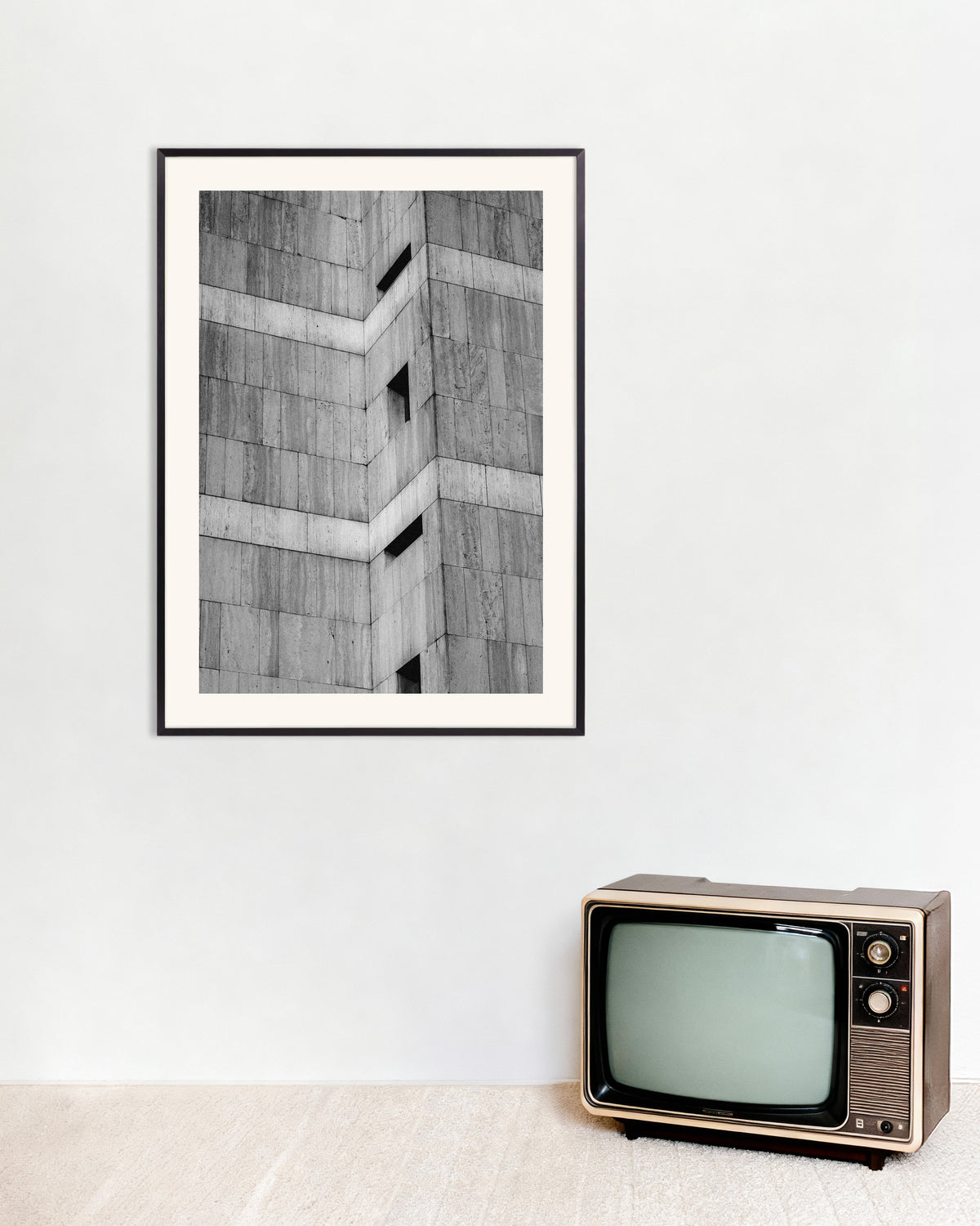 Poster „Mit Stein verkleidete Ecke mit schmalen Fenstern“ mit Metallrahmen