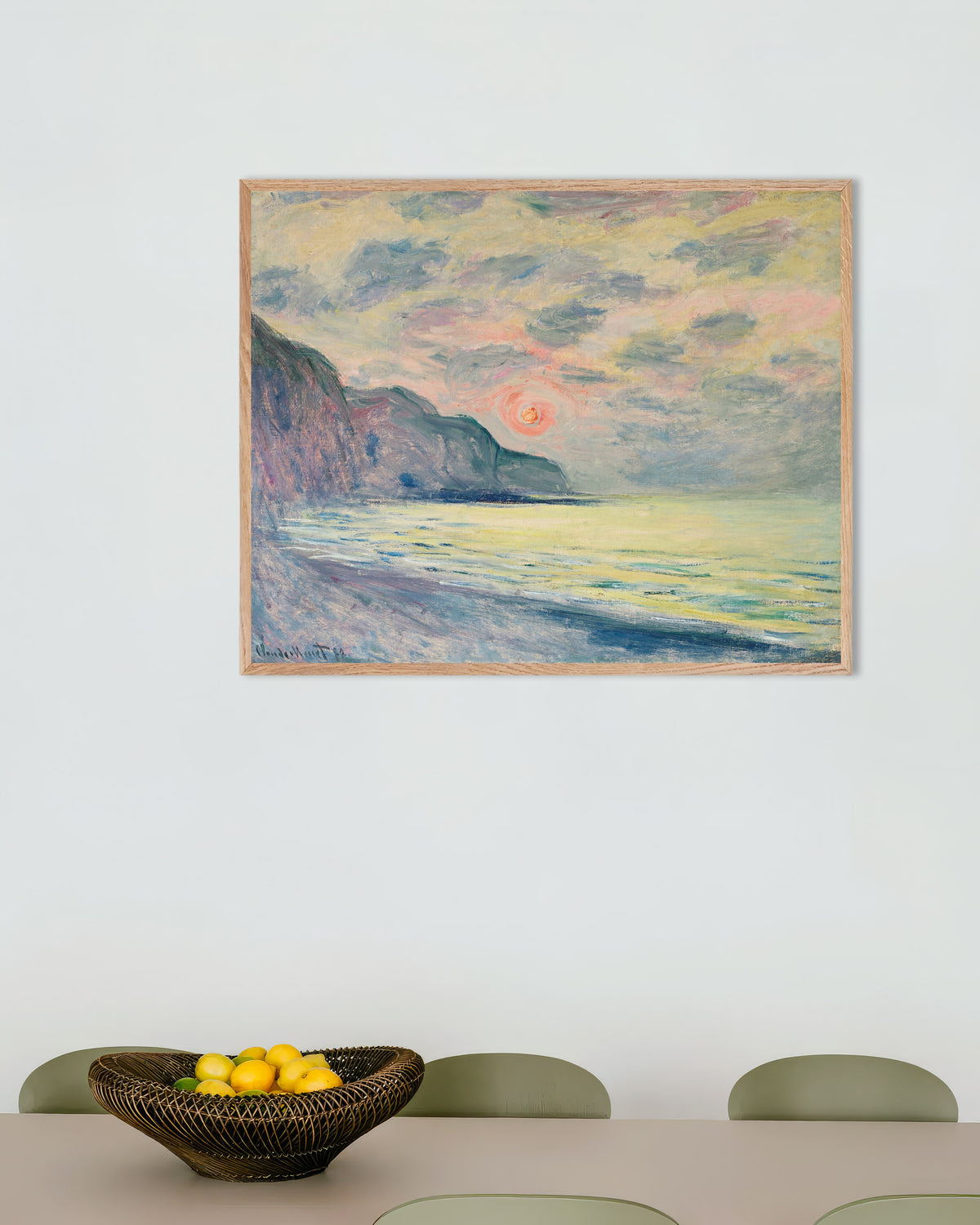 Poster Sonnenuntergang bei Nebel, Pourville (1882) von Claude Monet mit naturfarbenem Holzrahmen