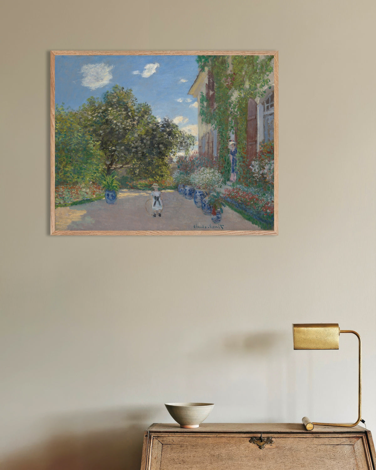 Poster Das Haus des Künstlers in Argenteuil (1873) von Claude Monet mit naturfarbenem Holzrahmen