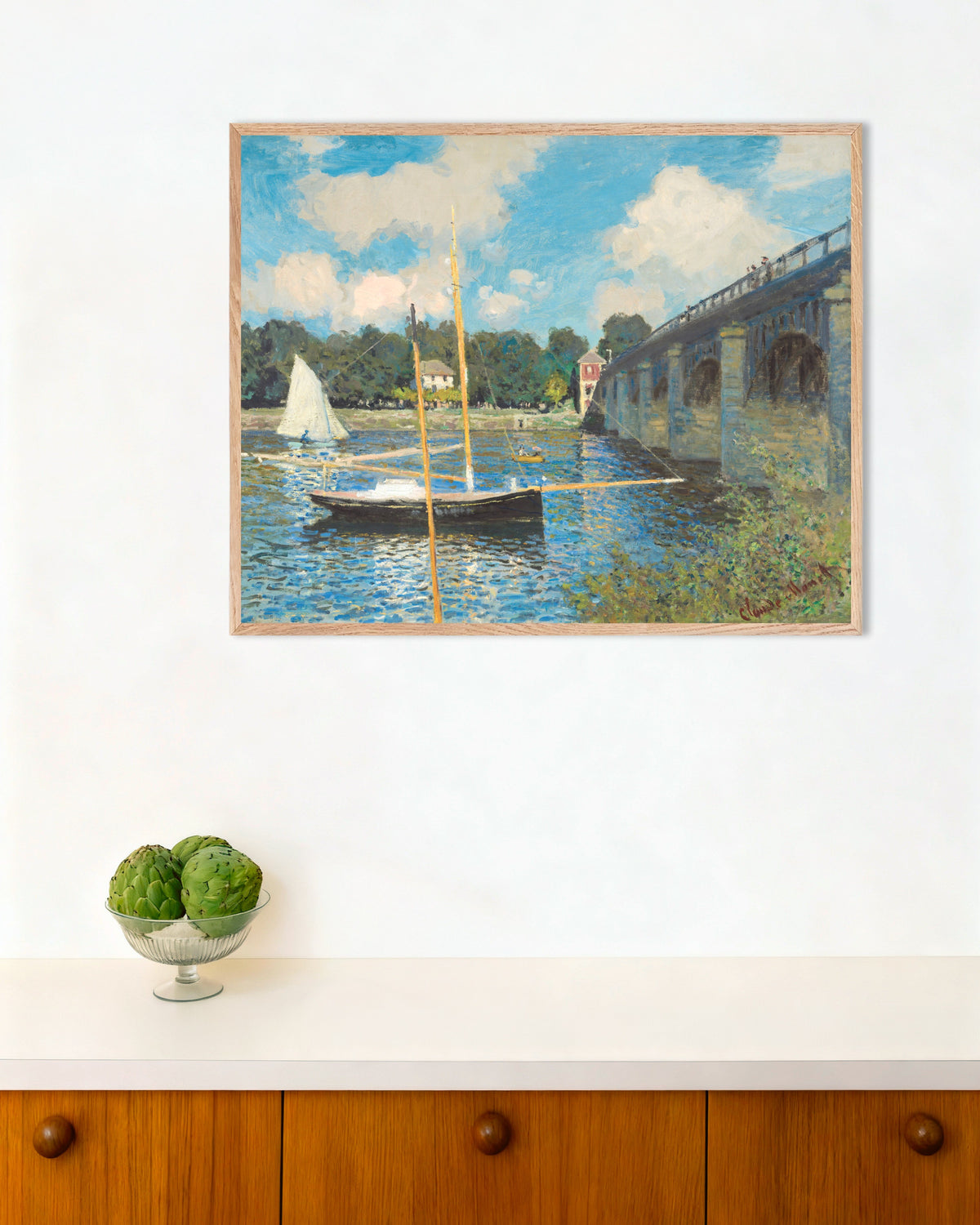 Poster Die Brücke bei Argenteuil (1874) von Claude Monet mit naturfarbenem Holzrahmen