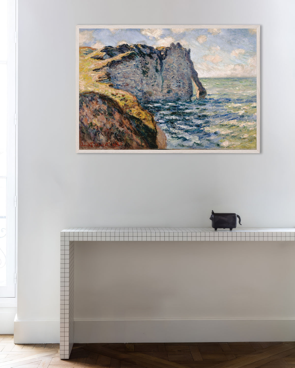 Poster Die Falaise d'Aval, Étretat (1885) von Claude Monet mit weißem Holzrahmen