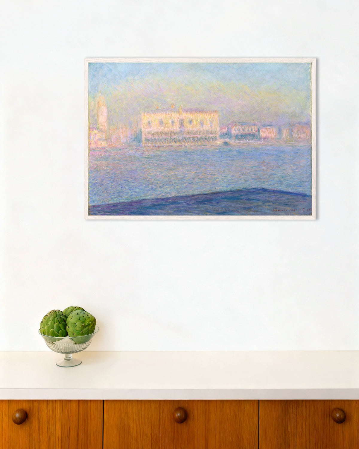 Poster Der Dogenpalast von San Giorgio Maggiore aus gesehen (1908) von Claude Monet mit weißem Holzrahmen