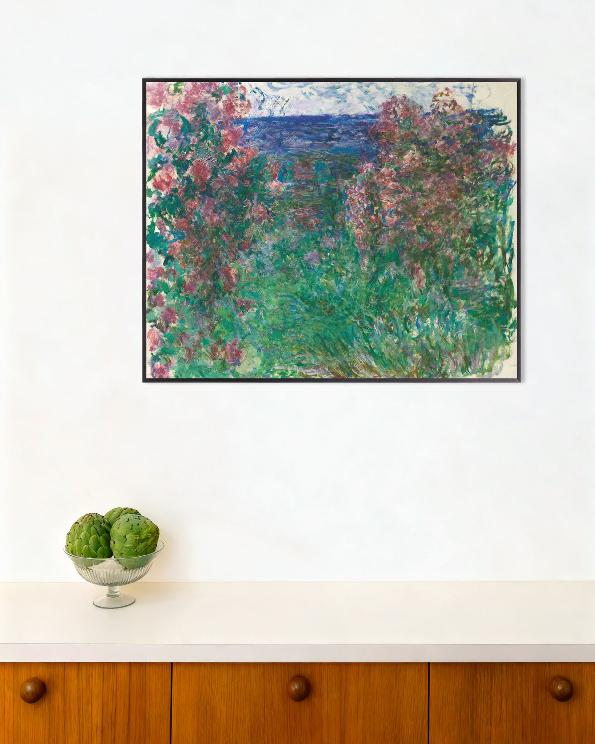Poster Das Haus zwischen den Rosen (um 1925) von Claude Monet mit Metallrahmen
