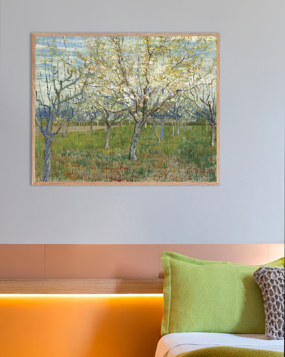 Poster von „Der rosa Obstgarten (1888) von Vincent van Gogh“ mit naturbelassenem Holzrahmen