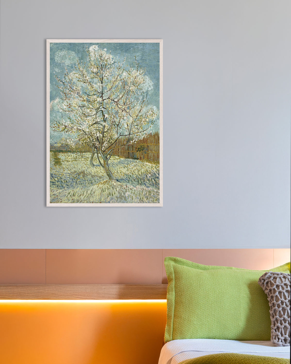 Poster Der Pfirsichbaum in Rosa (1888) von Vincent van Gogh, mit weißem Holzrahmen