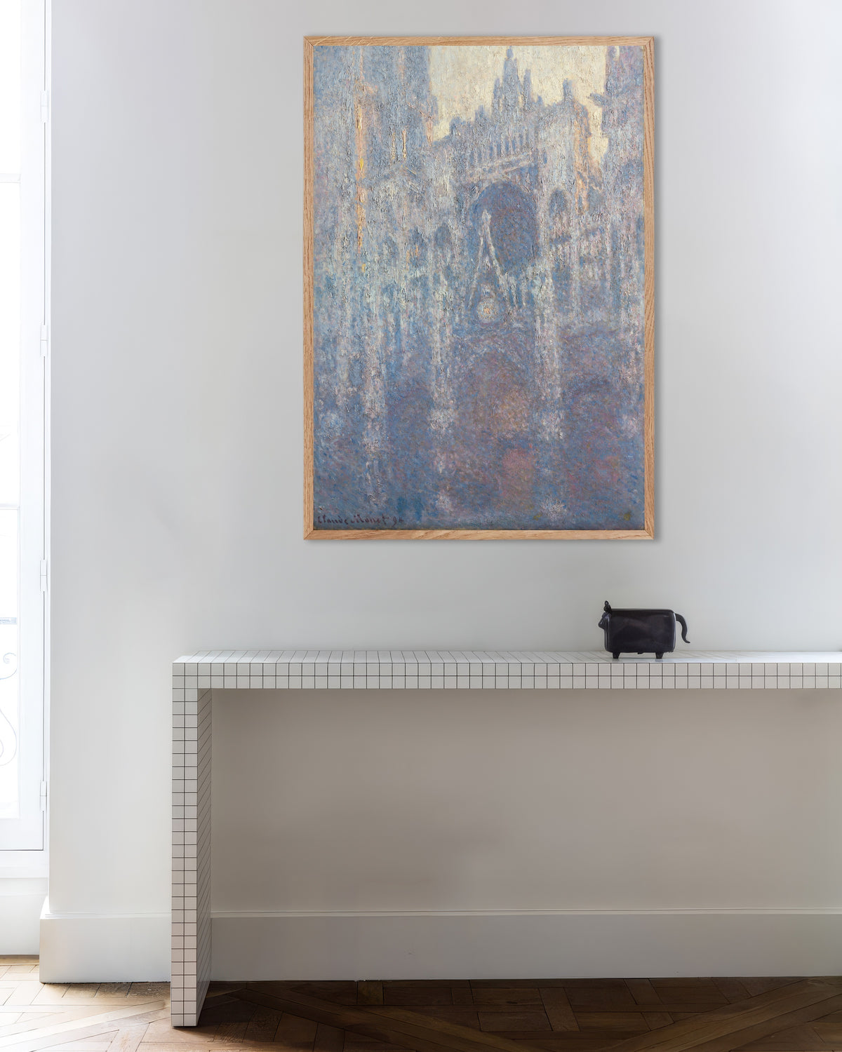 Poster Das Portal der Kathedrale von Rouen im Morgenlicht (1894) von Claude Monet mit naturfarbenem Holzrahmen
