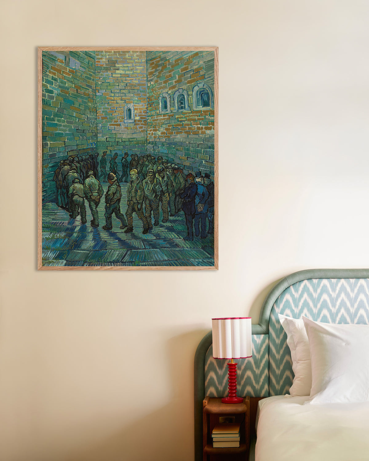 Poster Der Gefängnishof, nach Doré (1890) von Vincent van Gogh, mit Rahmen aus naturbelassenem Holz