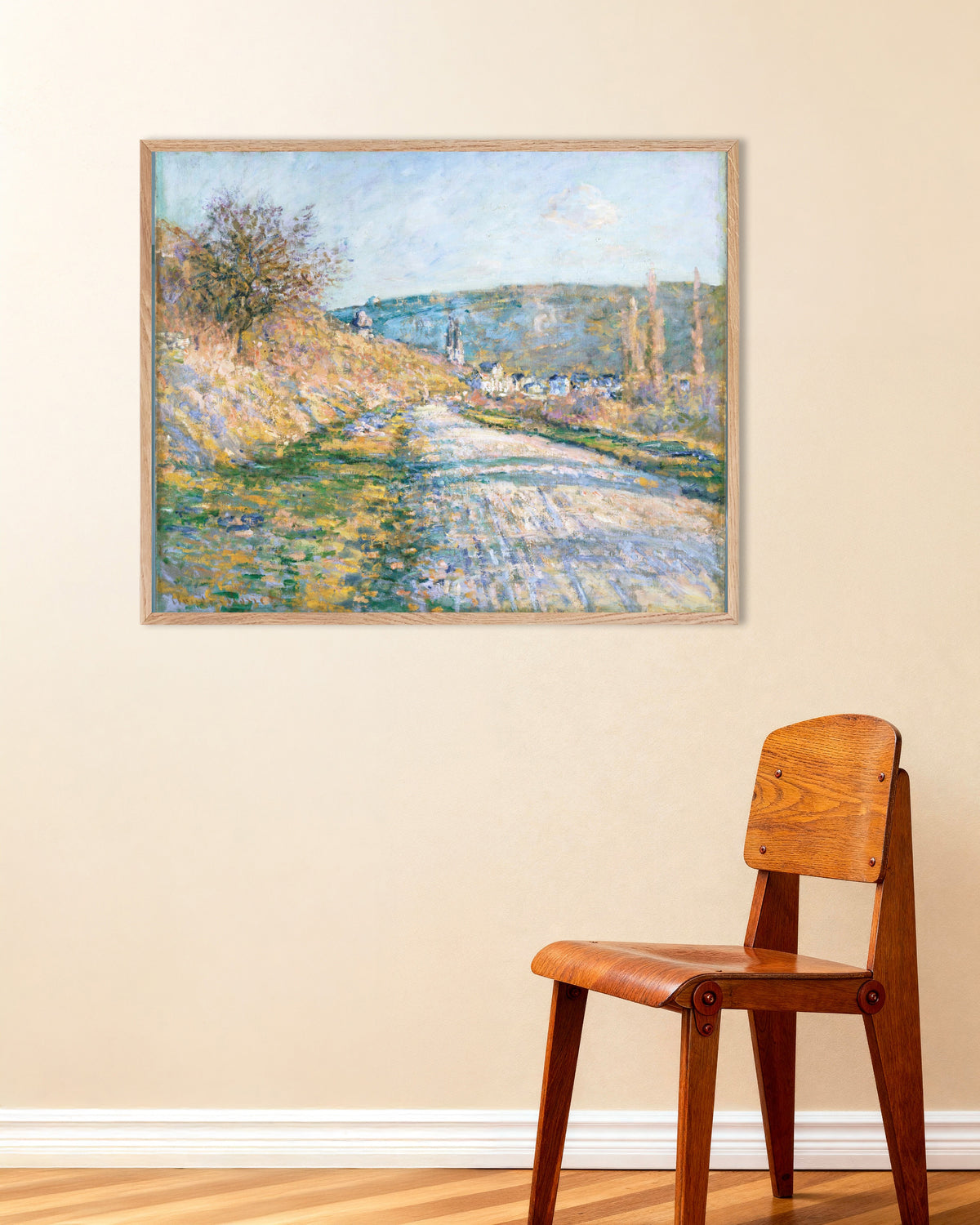 Poster Die Straße nach Vétheuil (1879) von Claude Monet mit naturfarbenem Holzrahmen