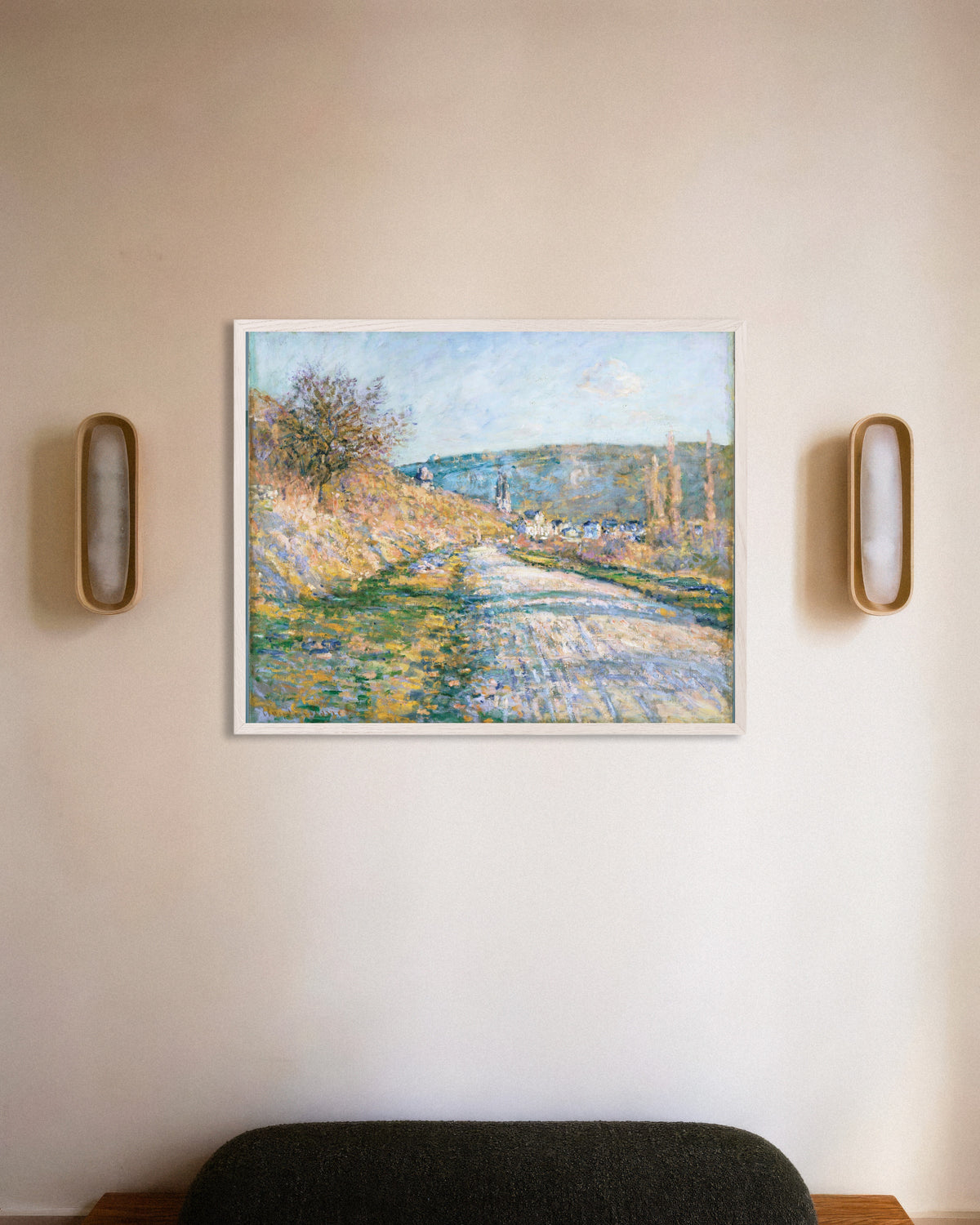 Poster Die Straße nach Vétheuil (1879) von Claude Monet mit weißem Holzrahmen