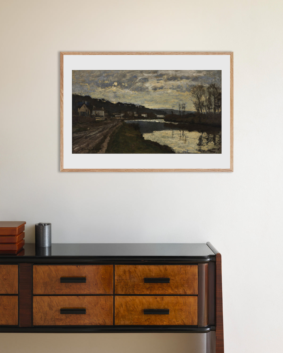 Poster Die Seine bei Bougival (1870) von Claude Monet mit naturfarbenem Holzrahmen