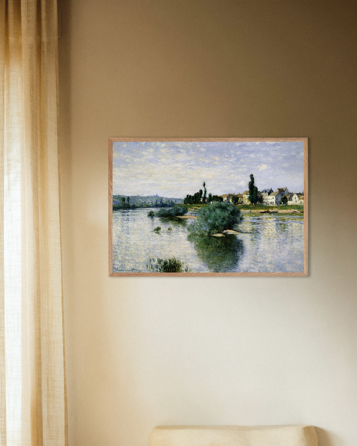 Poster Die Seine bei Lavacourt (1880) von Claude Monet mit naturfarbenem Holzrahmen