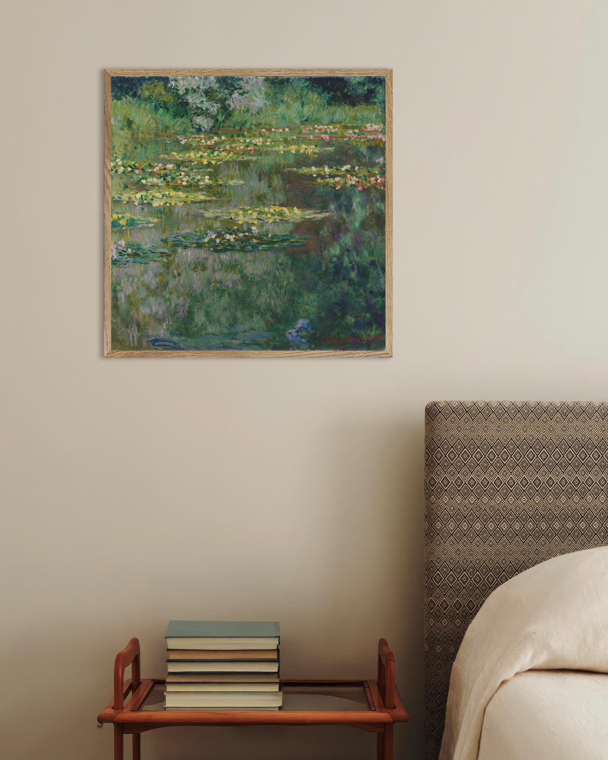 Poster Der Seerosenteich (1904) von Claude Monet mit naturfarbenem Holzrahmen