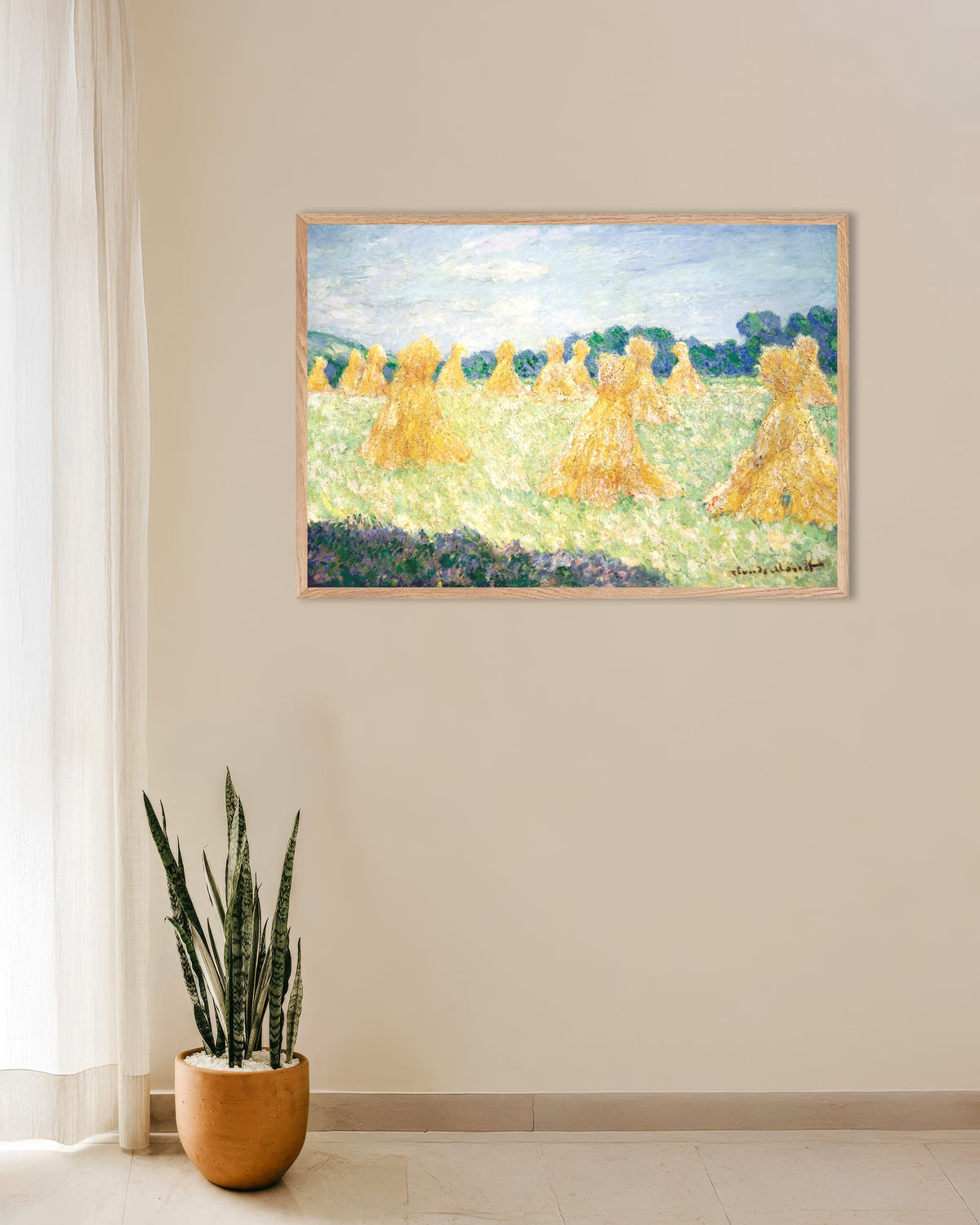 Poster Die jungen Damen von Giverny, Sonneneffekt (1894) von Claude Monet mit naturfarbenem Holzrahmen