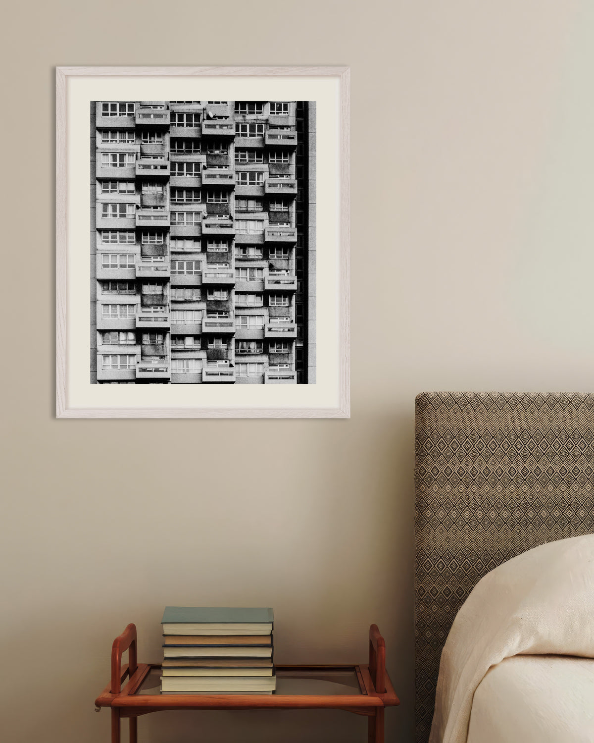 Poster „Fassade eines Hochhauses mit Balkonen“ mit weißem Holzrahmen