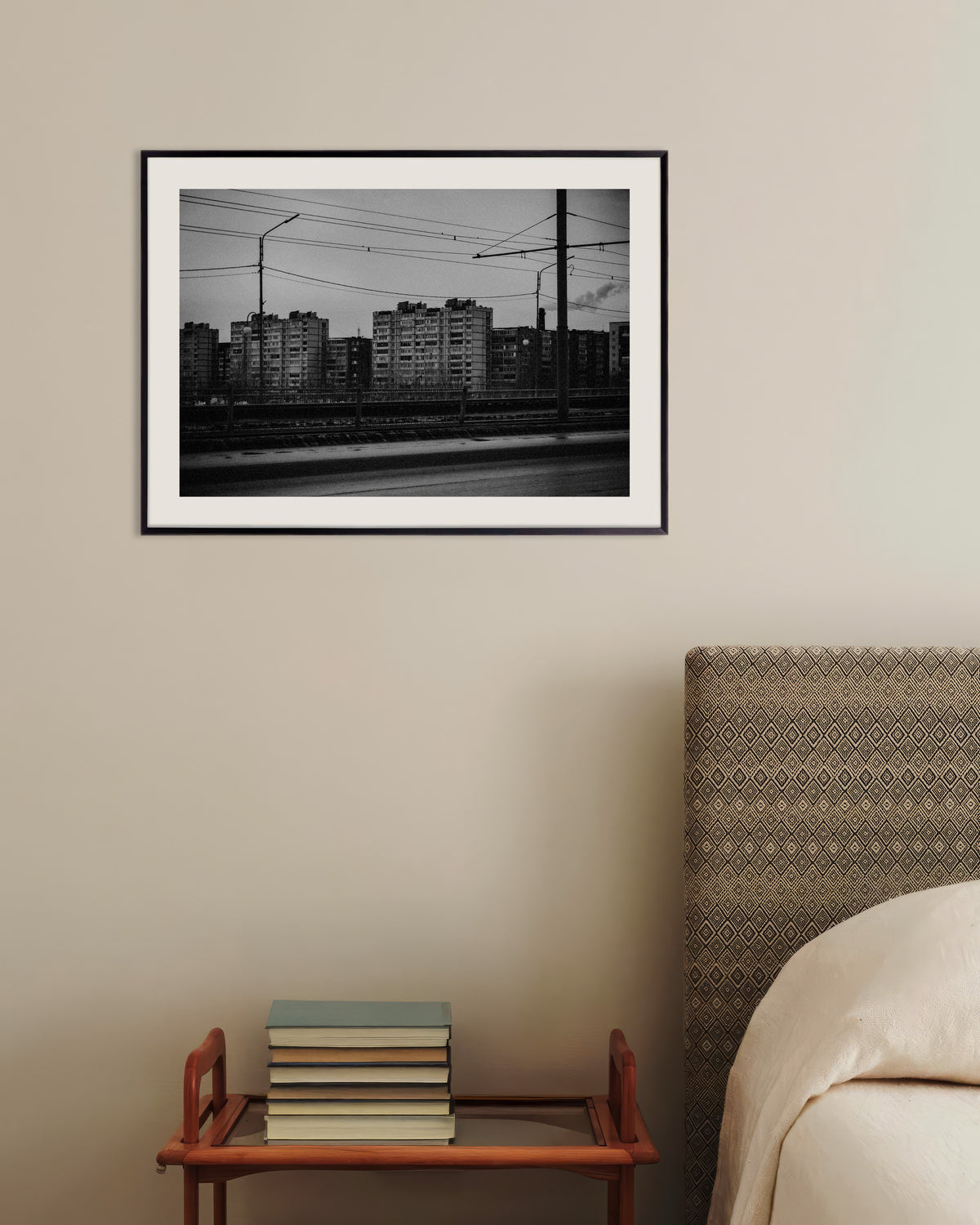 Poster „Hochhäuser jenseits der Straßenbahnleitungen“ mit Metallrahmen
