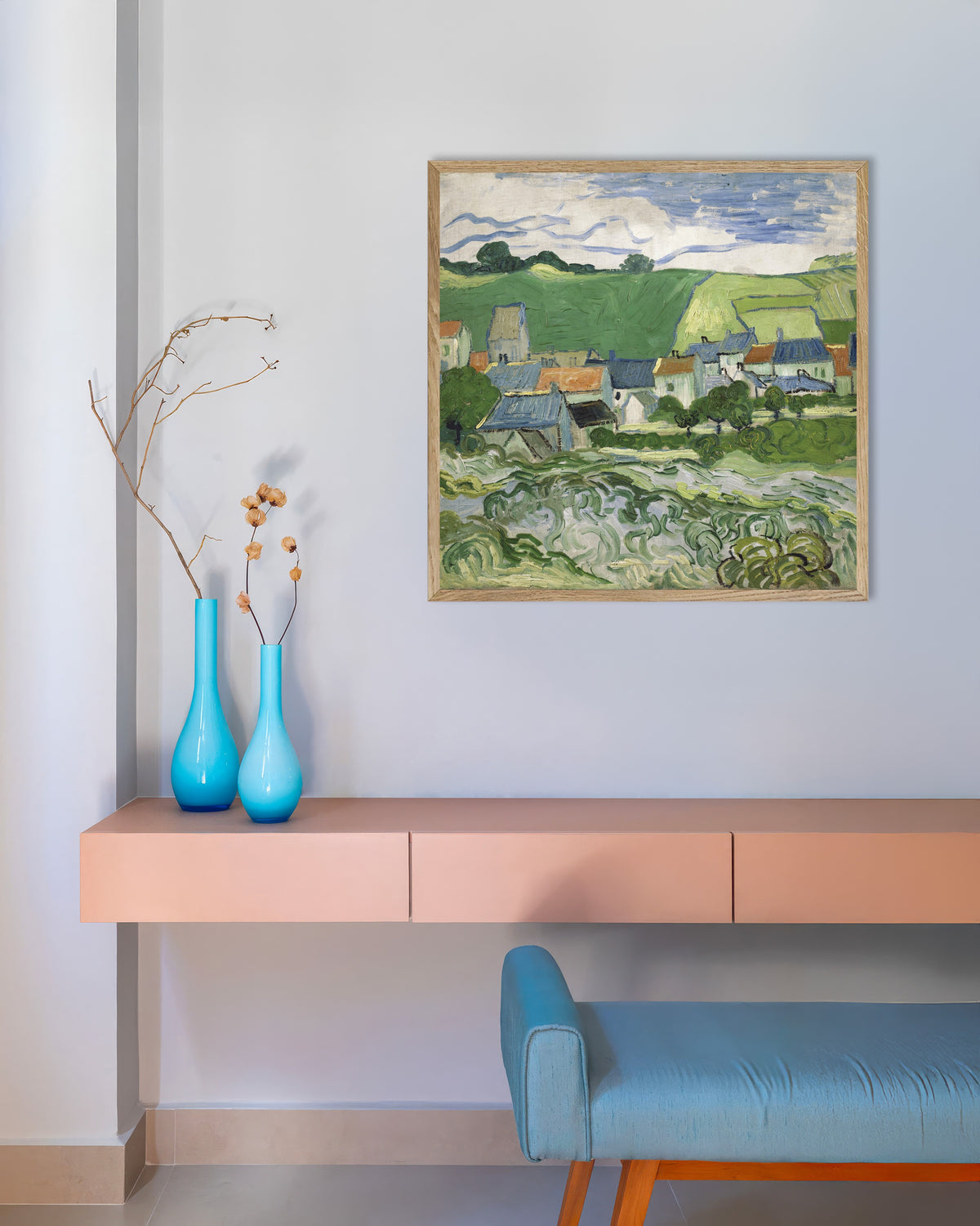 Poster „Blick auf Auvers (1890) von Vincent van Gogh“ mit naturfarbenem Holzrahmen