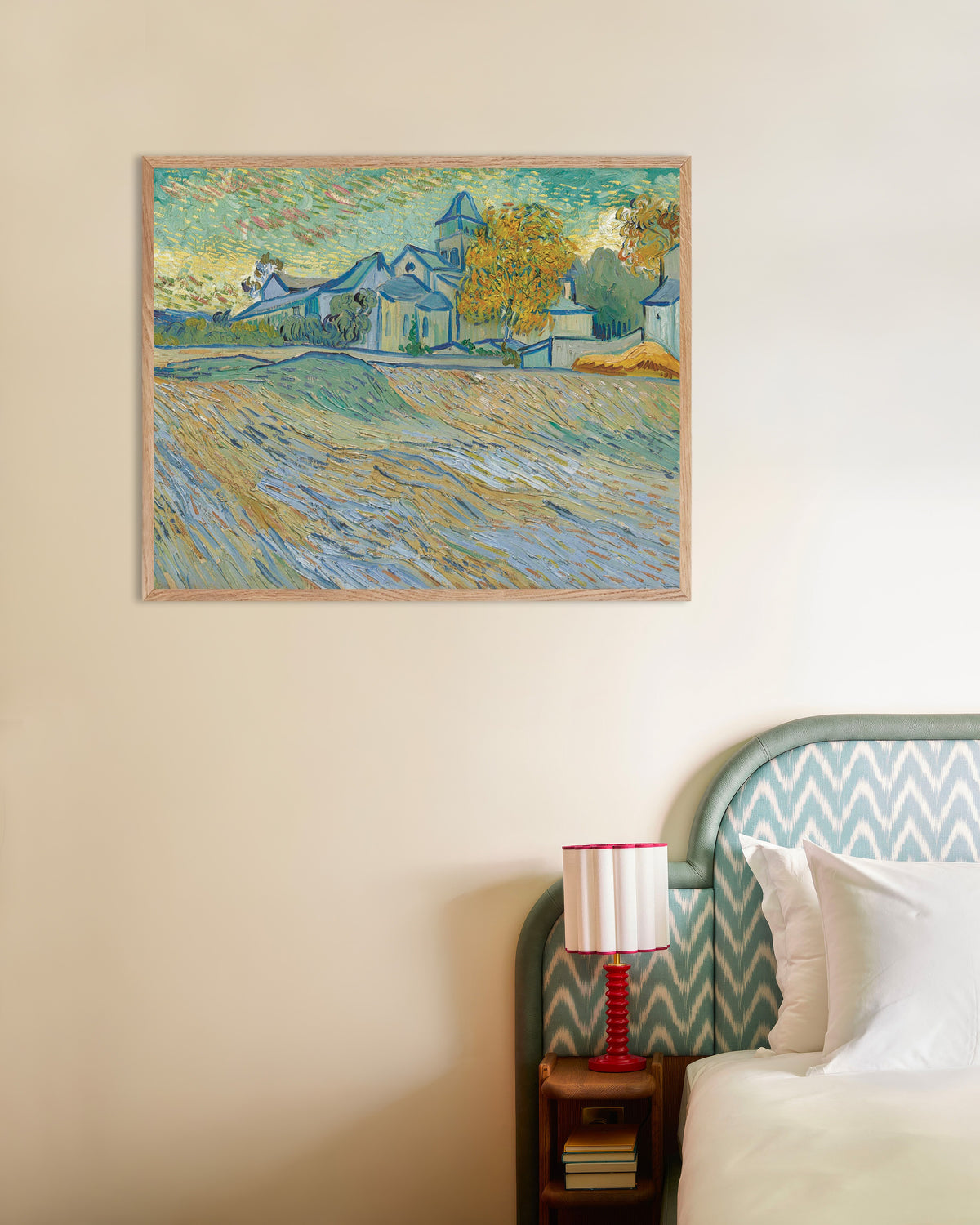 Poster von Blick auf die Anstalt und die Kapelle in Saint-Rémy (1889) von Vincent van Gogh, mit naturbelassenem Holzrahmen