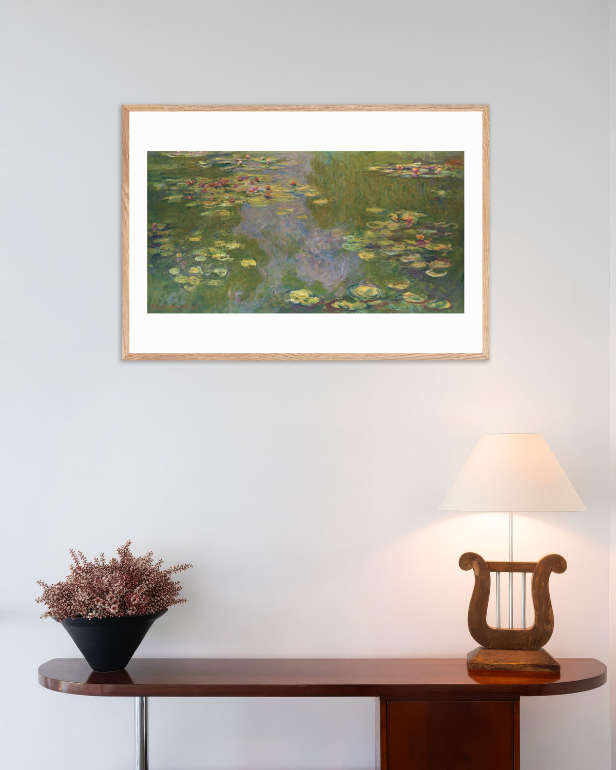 Poster Seerosen (1919) von Claude Monet mit naturfarbenem Holzrahmen