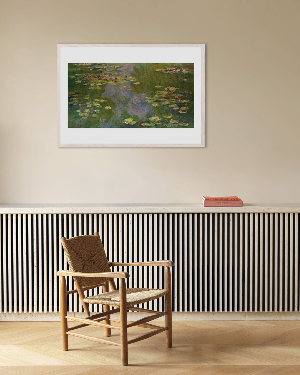 Poster Seerosen (1919) von Claude Monet mit weißem Holzrahmen