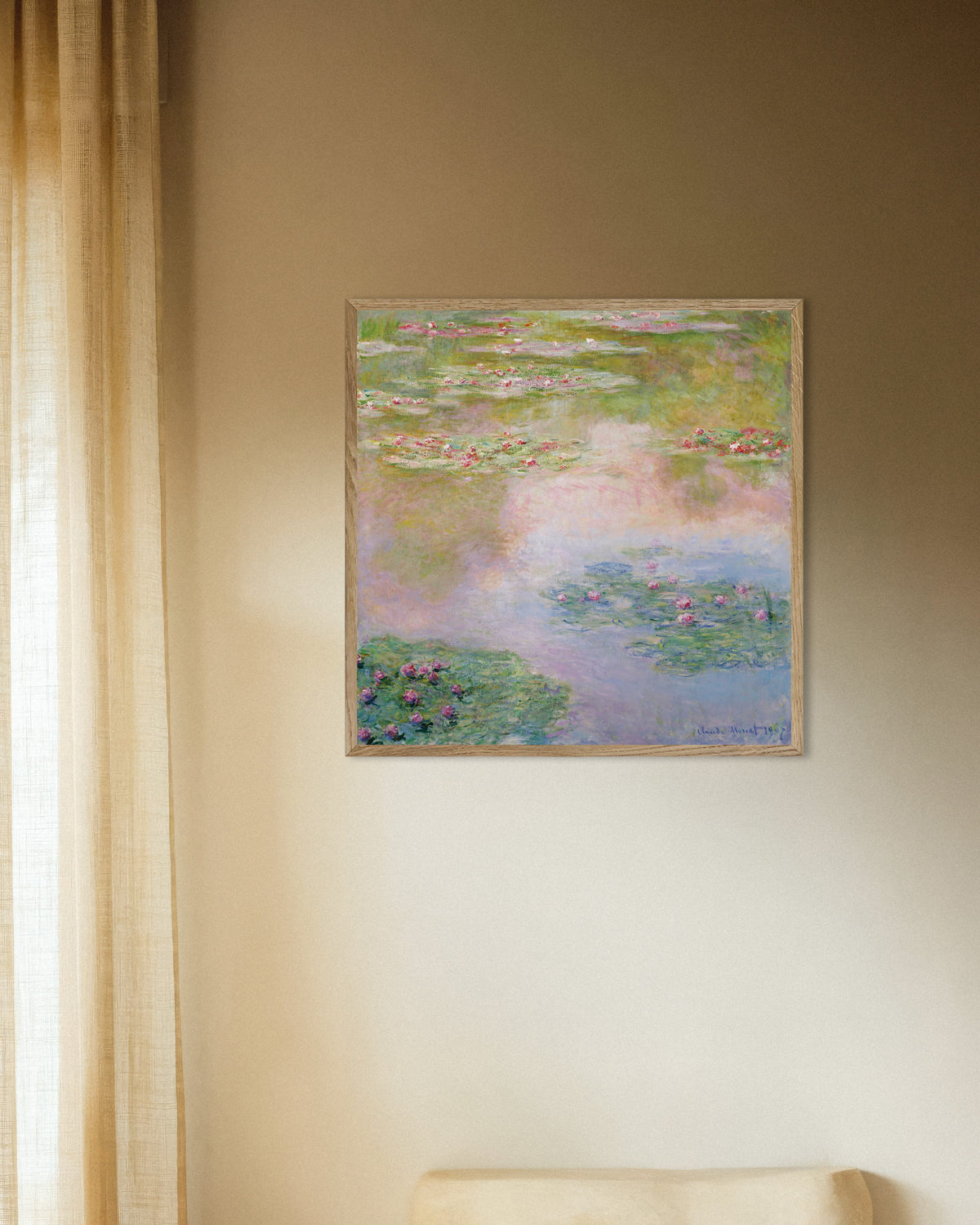 Poster Seerosen, rosa Spiegelungen (1907) von Claude Monet mit naturfarbenem Holzrahmen