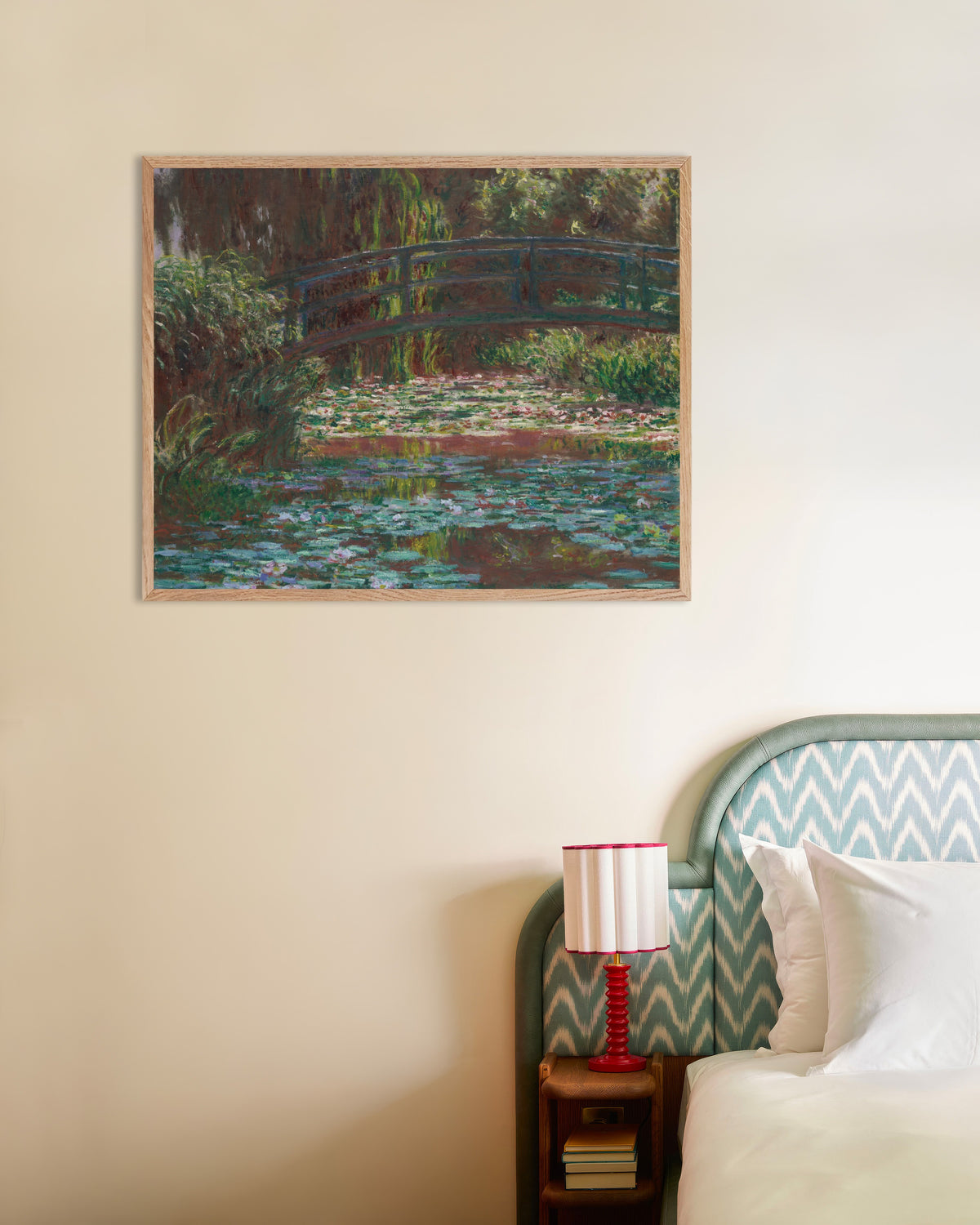Poster Der Seerosenteich (1900) von Claude Monet mit naturfarbenem Holzrahmen