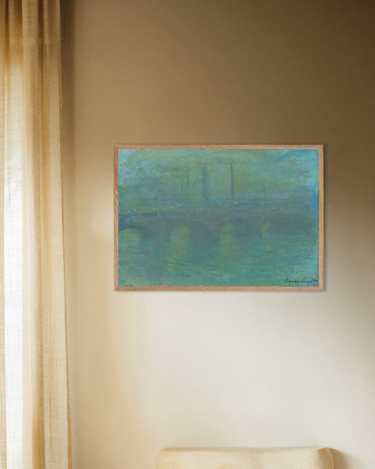 Poster Waterloo Bridge, London, in der Abenddämmerung (1904) von Claude Monet mit naturfarbenem Holzrahmen