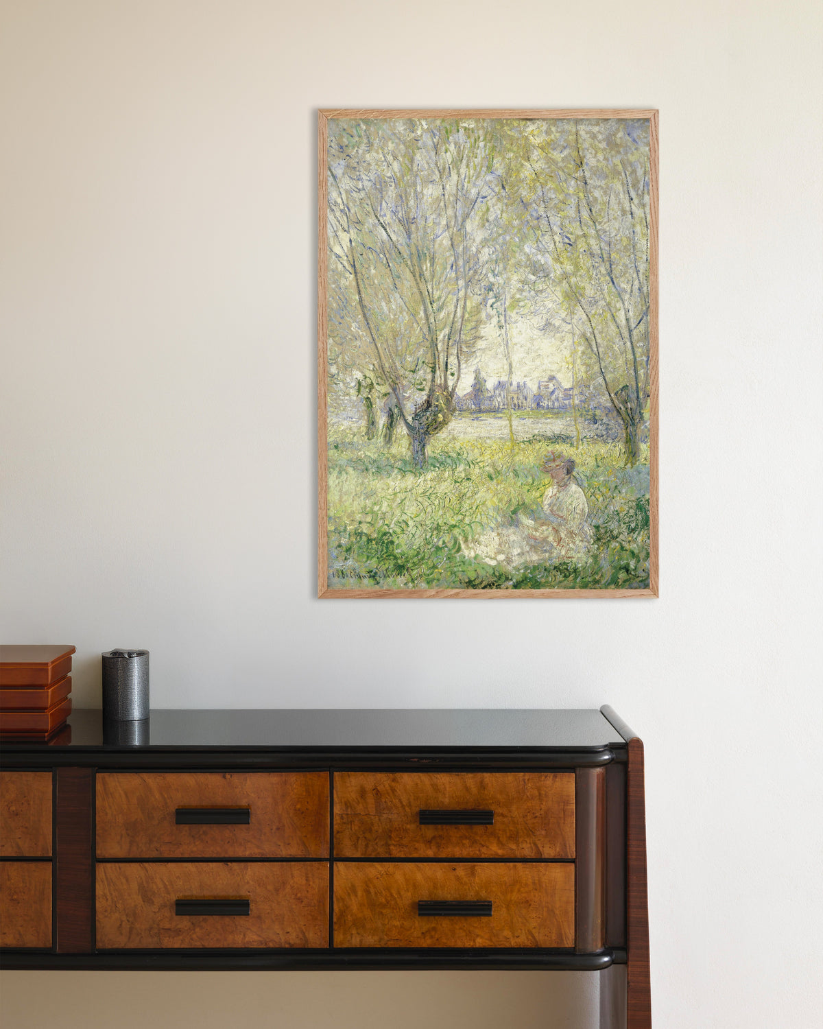 Poster Sitzende Frau unter Weiden (1880) von Claude Monet mit naturfarbenem Holzrahmen