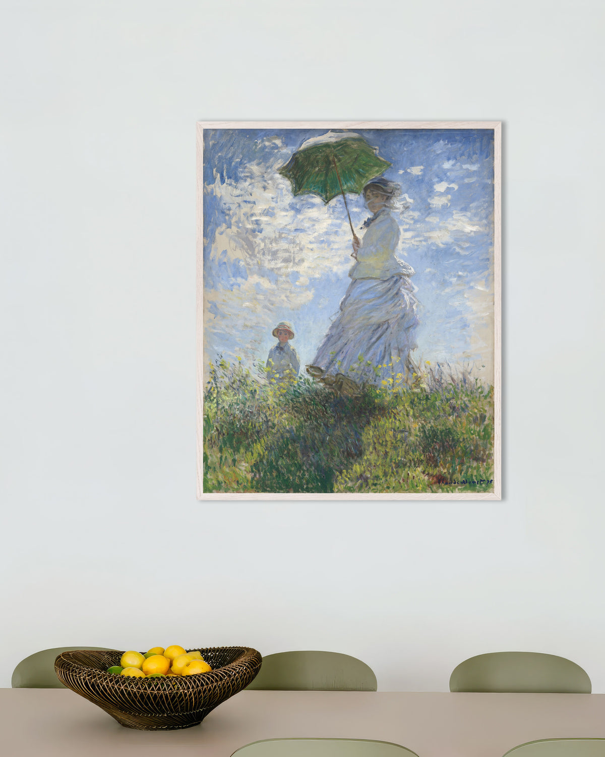 Poster Frau mit Sonnenschirm, Madame Monet und ihr Sohn (1875) von Claude Monet mit weißem Holzrahmen