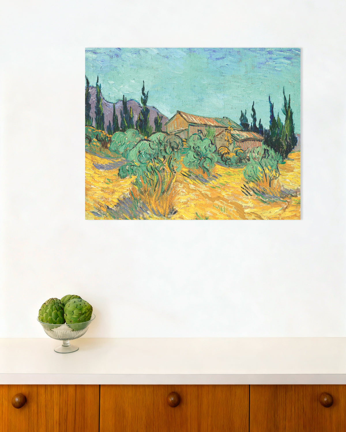 Poster mit Holzhütten zwischen Olivenbäumen und Zypressen (1889) von Vincent van Gogh