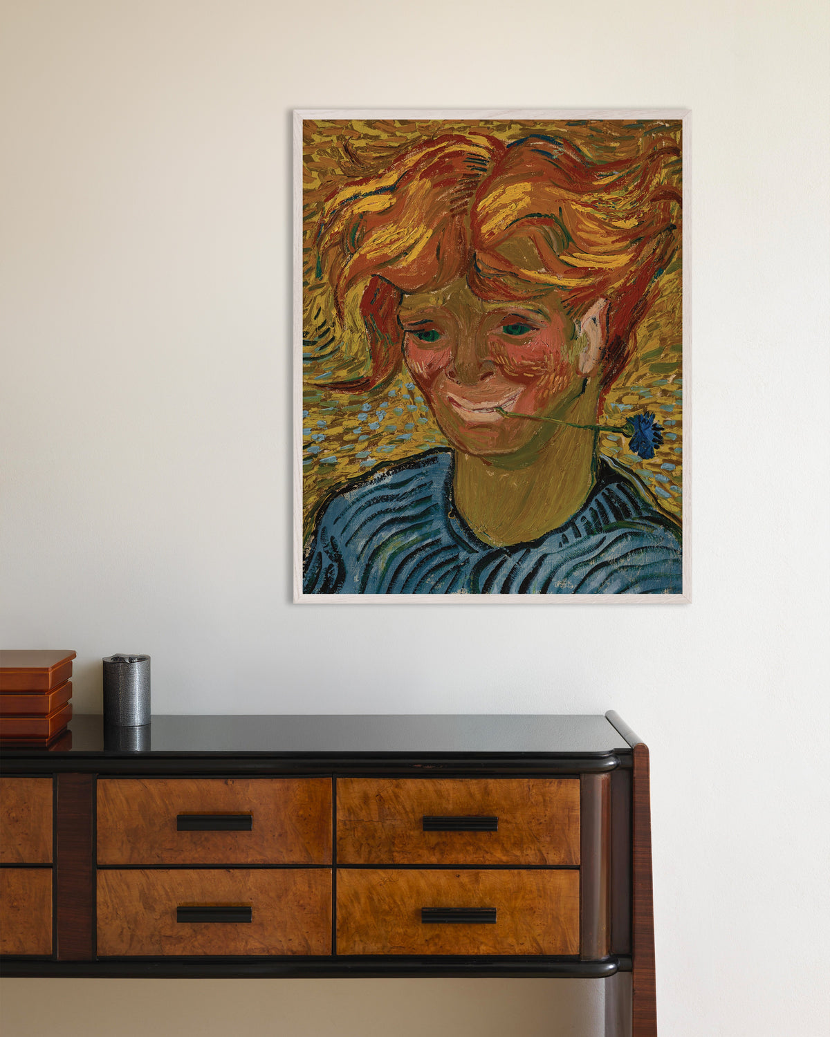 Poster des Kunstwerks „Junger Mann mit einer Kornblume (1890) von Vincent van Gogh“ mit weißem Holzrahmen