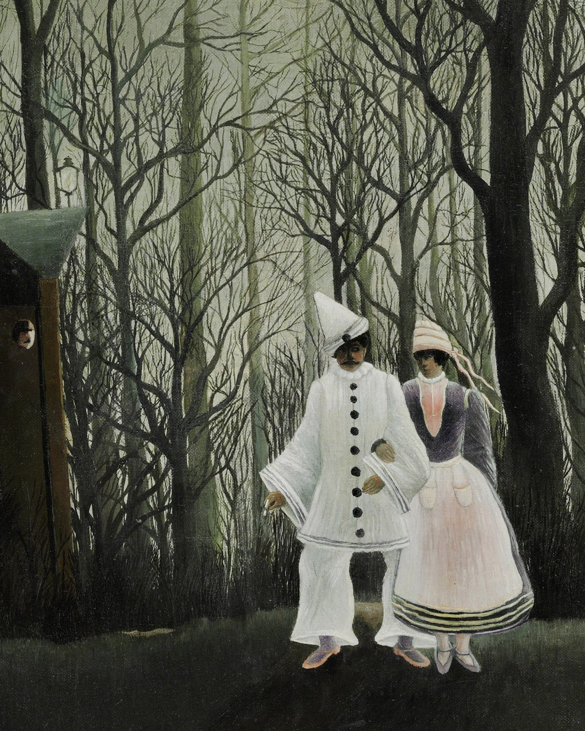 Surrealistisches Gemälde mit zwei Figuren in einem dunklen, kahlen Wald. Eine Figur trägt ein weißes Outfit mit Knopfleiste und einen spitzen weißen Hut, die andere ein blassrosa-graues Kleid.