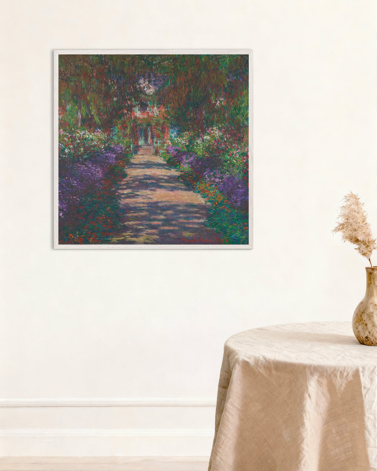 Poster Eine Allee in Monets Garten in Giverny (1902) von Claude Monet mit weißem Holzrahmen
