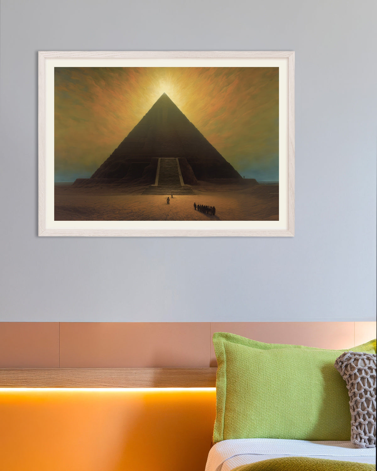 Poster „Stimmungsvoll, düster und mystisch: Die Große Pyramide“ mit weißem Holzrahmen