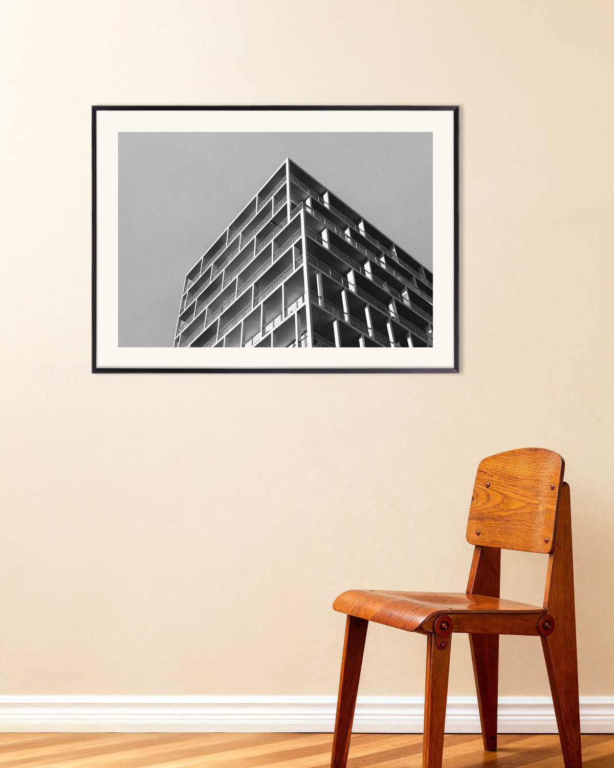 Poster „Balkonecke unter grauem Himmel“ mit Metallrahmen