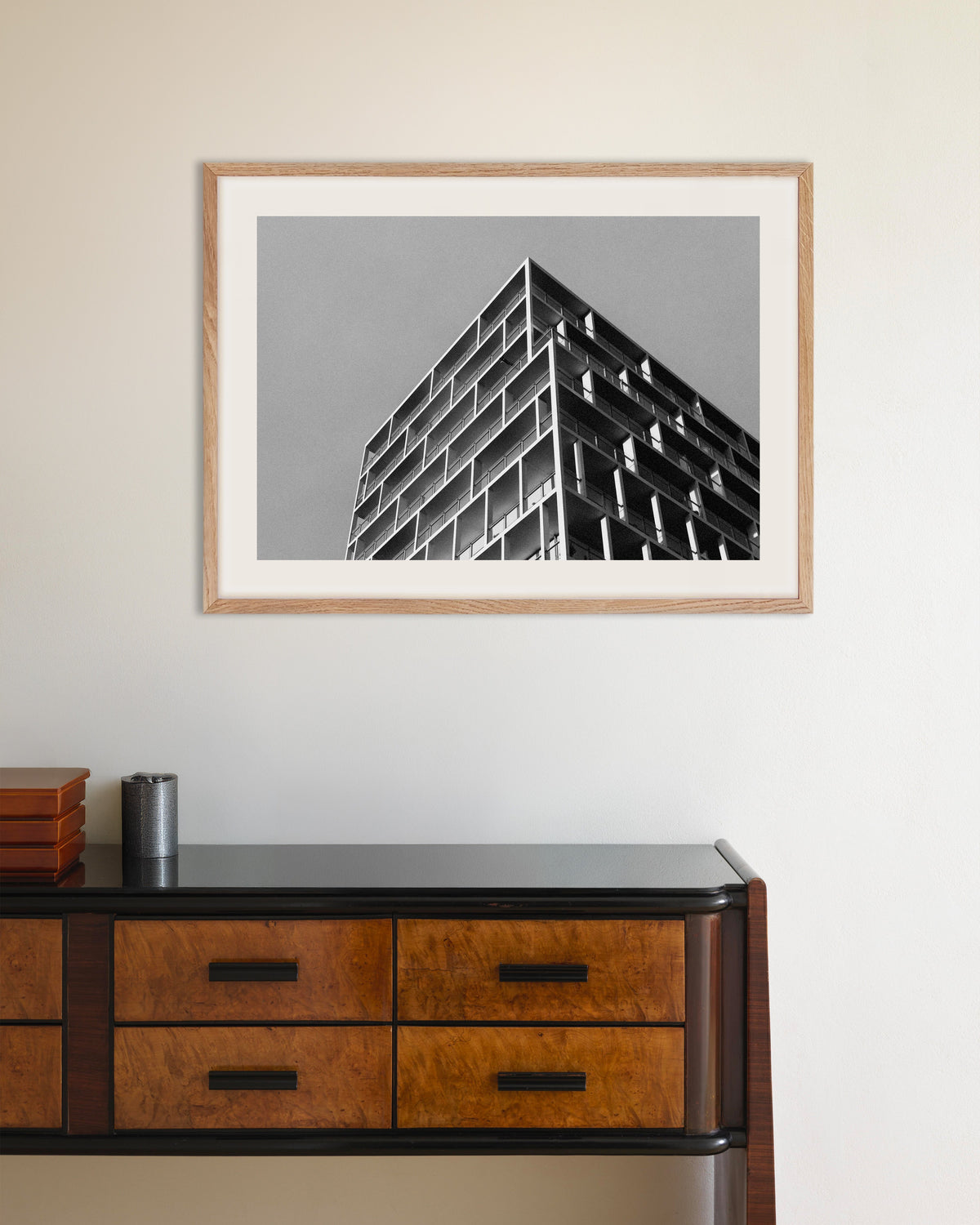 Poster „Balkonecke unter grauem Himmel“ mit naturfarbenem Holzrahmen