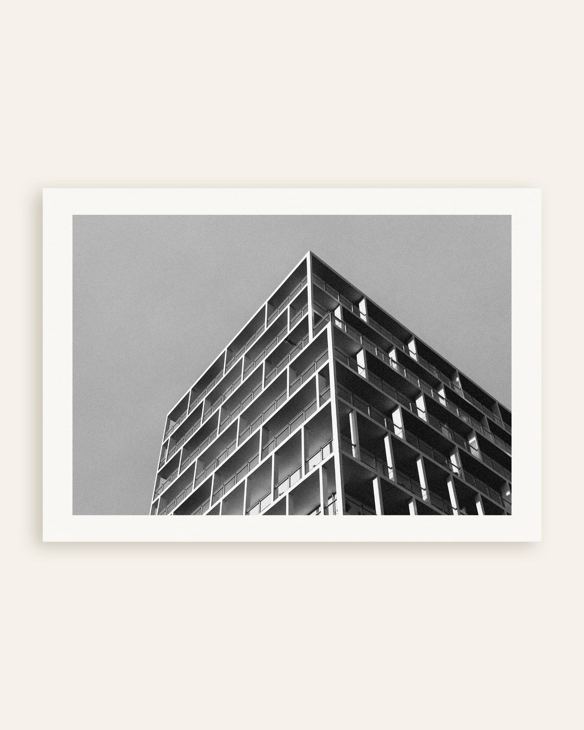 Poster „Balkonecke unter grauem Himmel“, Miniaturansicht
