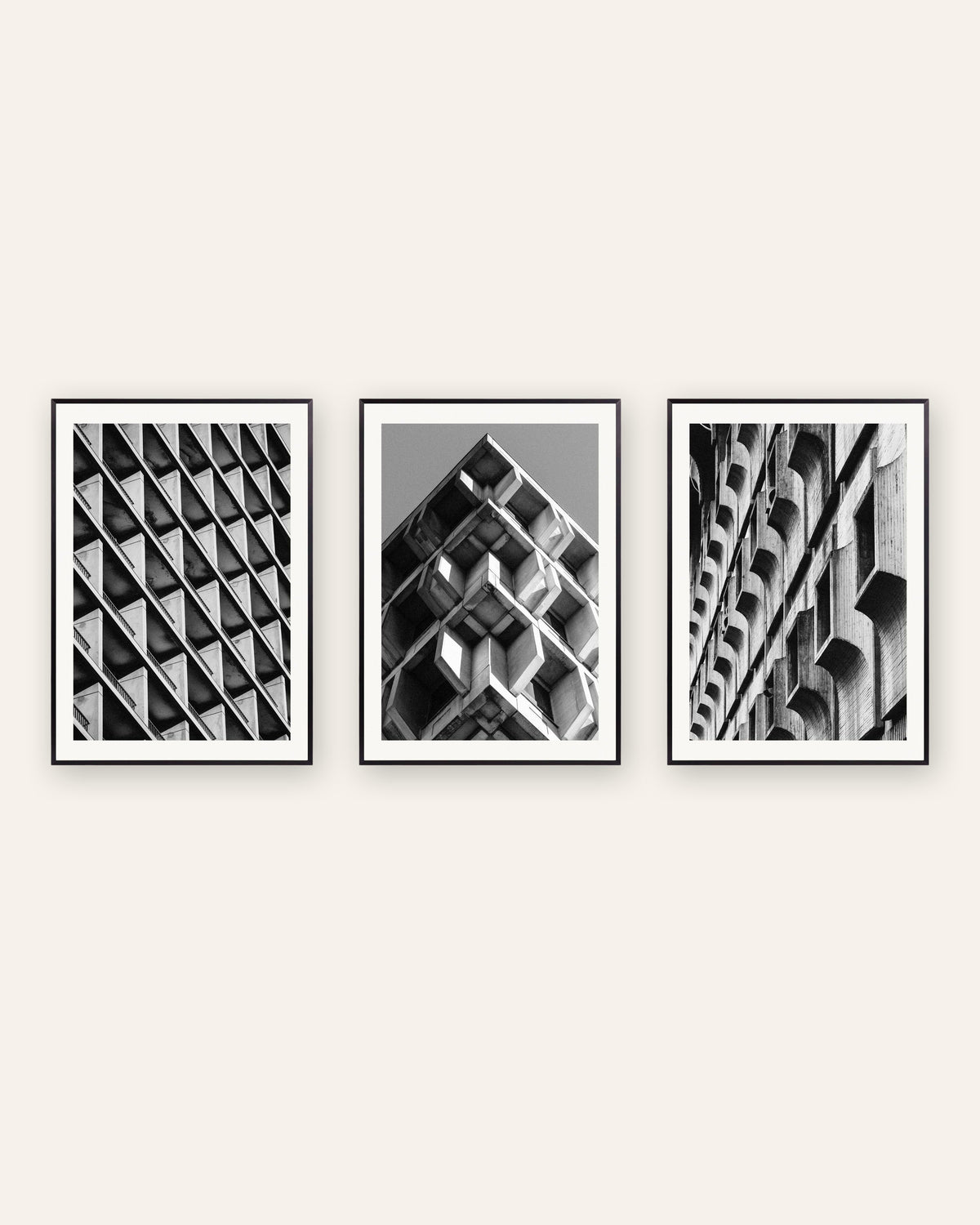 Brutalismus Poster 3er-Set: Muster aus Beton, in schwarzen Metallrahmen