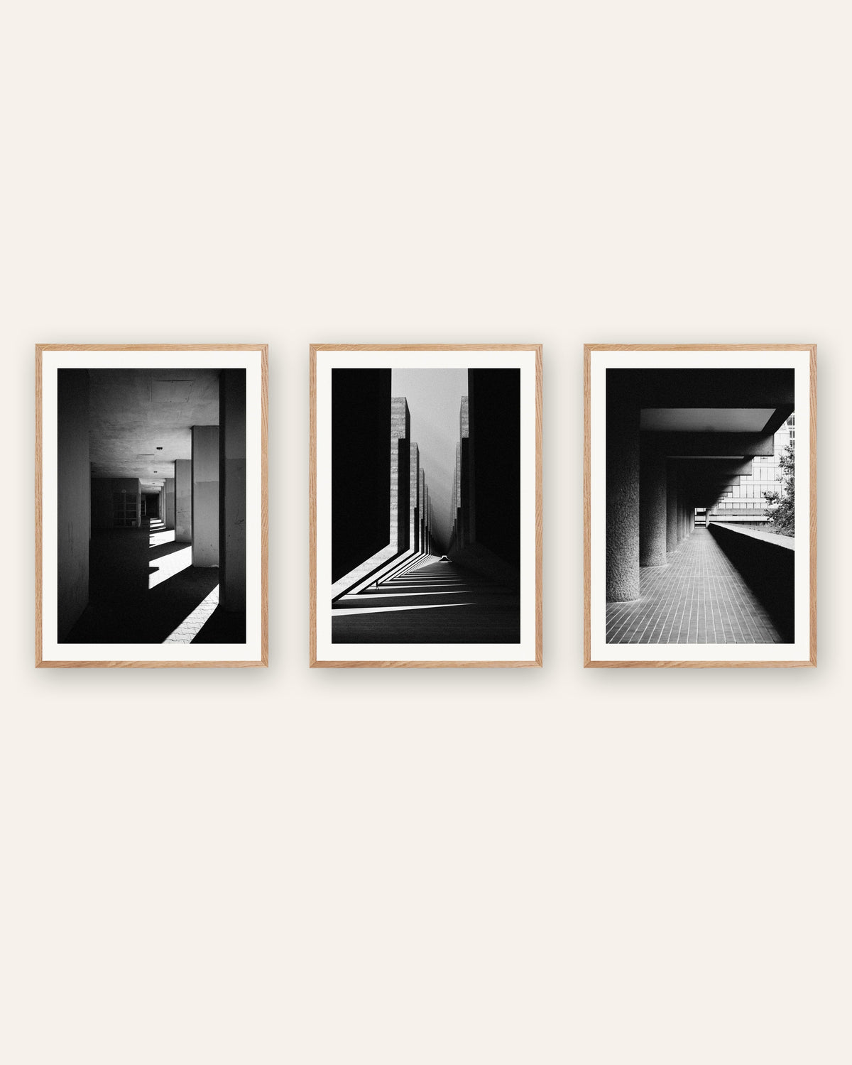 Brutalismus Poster 3er-Set: Licht und Schatten, in Rahmen aus Natureiche