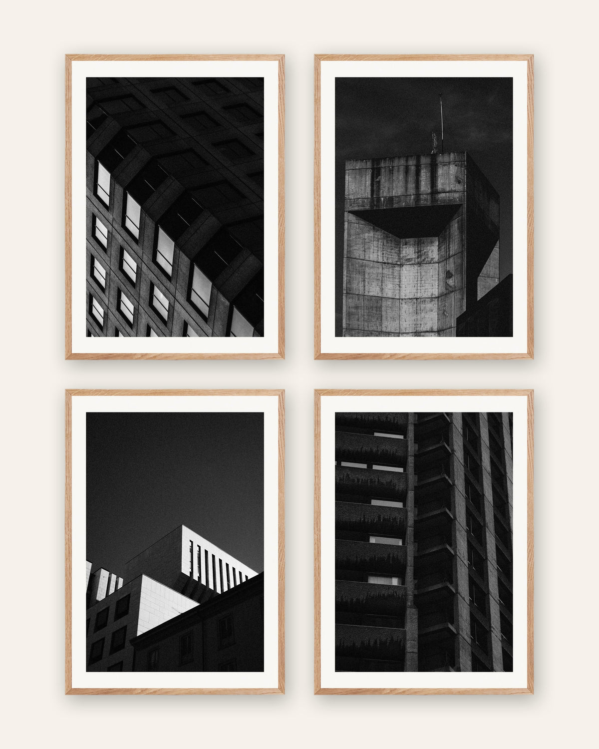 Brutalismus Poster 4er-Set: Beton bei Nacht, in Rahmen aus Natureiche