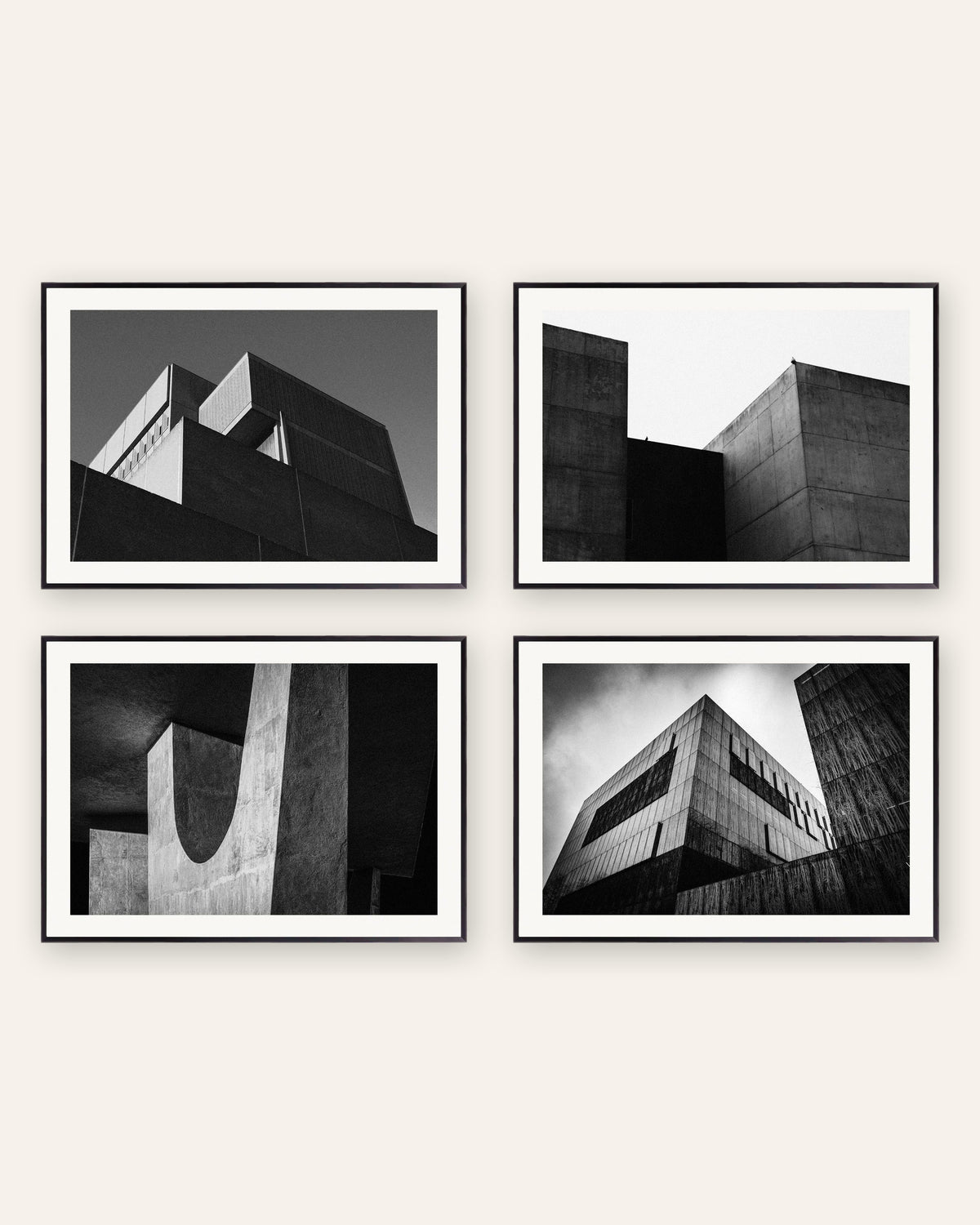 Brutalismus Poster 4er-Set: minimalistische Betonvolumen, in schwarzen Metallrahmen