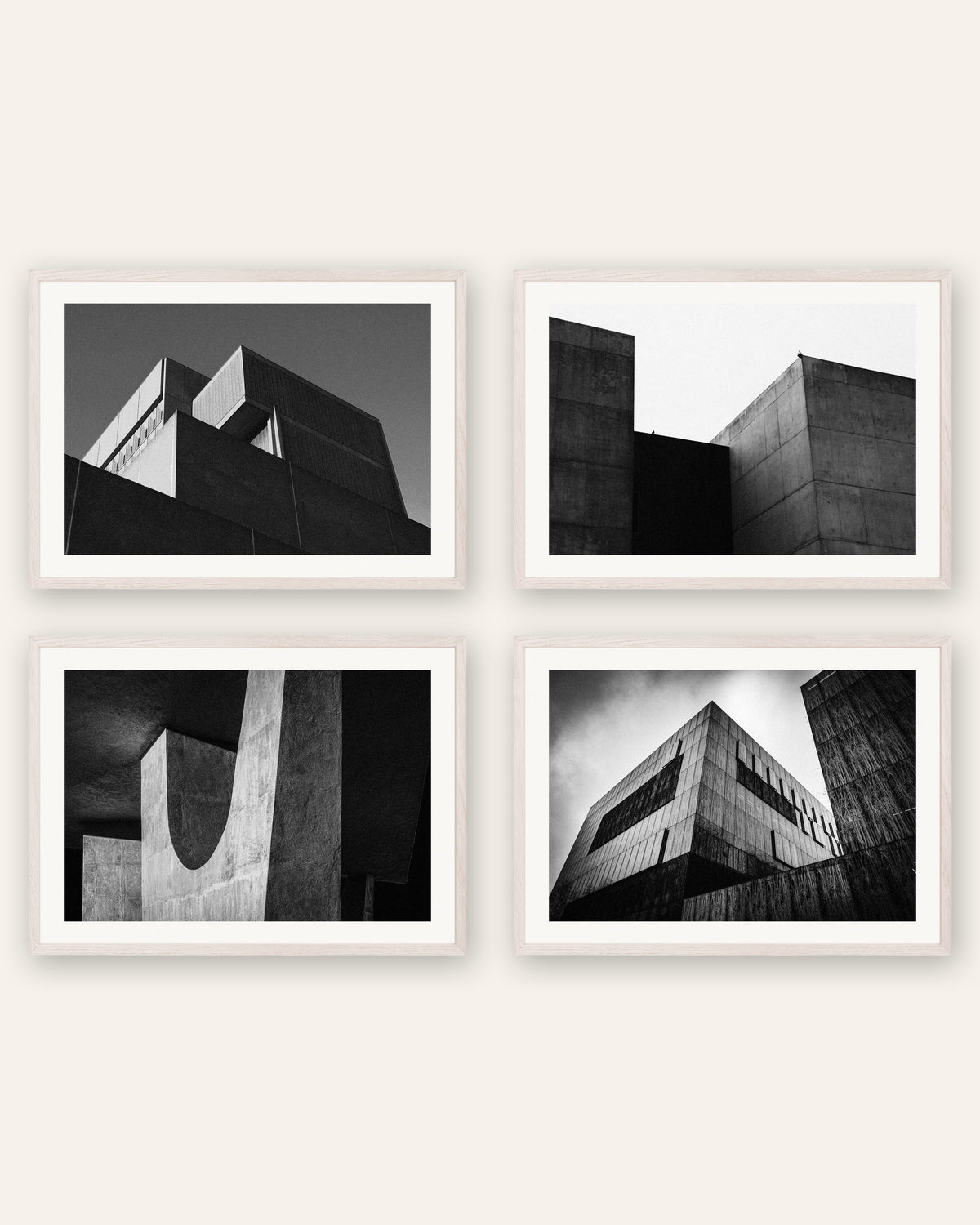 Brutalismus Poster 4er-Set: minimalistische Betonvolumen, in weißen Eichenrahmen