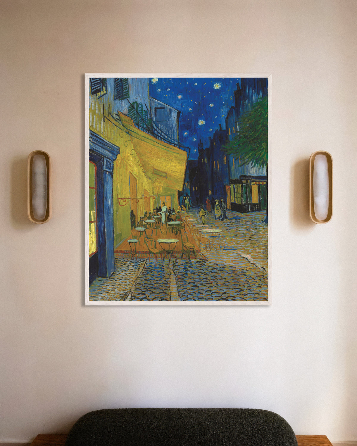Poster „Caféterrasse am Abend“ (1888) von Vincent van Gogh, mit weißem Holzrahmen